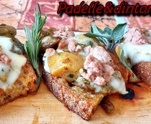 BRUSCHETTE CON SALSICCIA E SCAMORZA