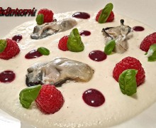 OSTRICHE SU SALSA DI BURRATA ALLO CHAMPAGNE, LAMPONI E COULIS DI FRUTTI DI BOSCO